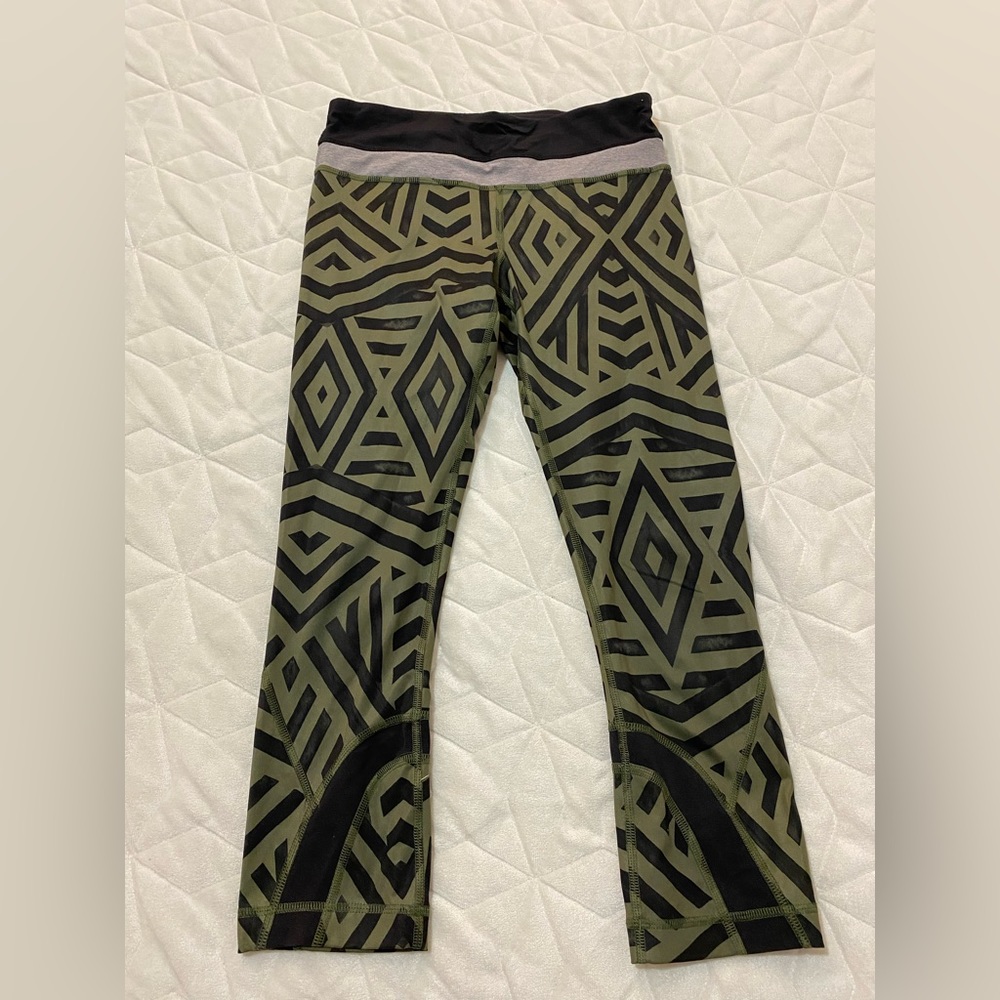 Lululemon Speed Up Crop / Capri Green and Black 21” Gym Training Size 4